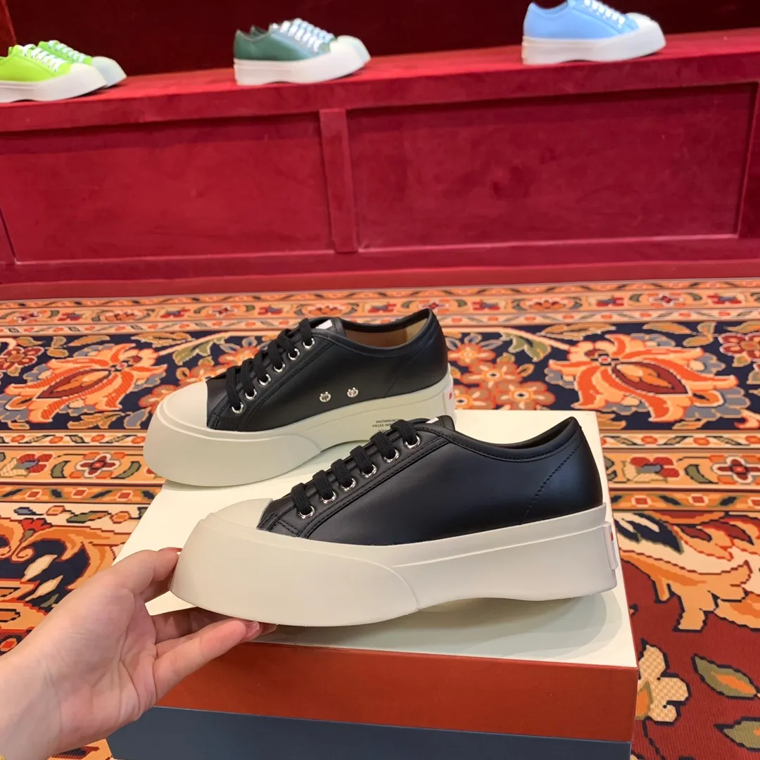 👟👟Ex-factory price 480👟👟 Marni Marni large-toe thick-soled Mary Jane shoes Marni is an independent designer brand from Italy. It has quickly become another big dark horse in the international fashion industry. Zhao Lusi and Song Zuer have the same Velcro large-toe shoes. It took 2 and a half months to purchase 5 pairs of originals, cut them open, open the bottom mold, decide on the materials, and tried again and again, and changed again and again. At present, the material, shape, lines, and outsole are almost the same as the original ones. Even the smell of cowhide is the same, so our shoes never put fragrance in them. The original cowhide smell is unique. 🐂Fabric: imported Bengal cowhide, matte and textured 🐂Inner: semi-matte cowhide, zero color difference 🐂Outsole: Original molded TU👟👟Ex-factory price➕👟👟Ex-factory price U foam 🪄Number of codes: 35 36 37 38 39 40